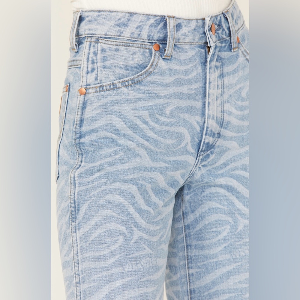 WRANGLER Women's Meow Laser Tiger Print Wanderer Flare Jeans SZ 30/32 NWT - Picture 3 of 8